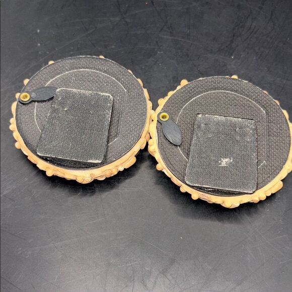 2 mini Button Embellished Round Frames - Picture 4 of 5